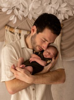 Enfin dans vos bras... L'attente a été longue et le voilà enfin dans le creux de vos bras, enfin à trois ♥♥ 

Vous voudrez les avoir toute votre vie ces souvenirs et même bien plus ♥♥ ils feront partie de la vie de vos bébés qui formeront eux aussi leur famille.... 
Pensez à les immortaliser, avant des les oublier :-(

Belle soirée,
Virginie F.
Photographe professionnelle, studio situé proche de Beuzeville, 27210, dans l'Eure.
www.photographiebyvirginief.com
⚠️Info planning : Des créneaux de dernières minutes peuvent être libérés de temps en temps, n'hésitez pas à m'écrire. Les prochaines disponibilités sont sur mars et juin, avril et mai sont déjà complets⚠️

#famille #lafamillesagrandit❤️ #photographebeuzeville #photographenormandie #naissance #family❤️