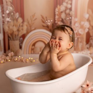 ♥ Louison 1 an ♥ 

J'ai adoré cette séance... quelle plaisir de photographier cette petite puce aux 10 000 mimiques. Et puis, le petit partage du moment avec sa grande soeur... c'était adorable 😍 

Des beaux souvenirs pour elles 2 quand elles seront plus grandes ♥
Alors, ce nouveau décor ??? Il est superbe hein ! Mon favori du moment ♥

Bon week-end, le soleil revient !

Virginie F.
Photographe professionnelle, studio situé proche de Beuzeville, 27210, dans l'Eure.
www.photographiebyvirginief.com
⚠️Info planning : Des créneaux de dernières minutes peuvent être libérés de temps en temps, n'hésitez pas à m'écrire. Les prochaines disponibilités sont sur mars et juin, avril et mai sont déjà complets⚠️

#baindelait #baindelaitbébé #bain #babybath #bathtime #shootingphoto #boheme #fleur #decorboho #babygirl #photographer #photographe #photographebeuzeville #photographenormandie #studiophoto