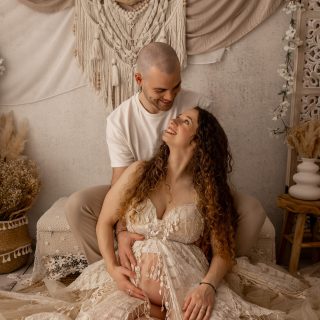 Il y a des regards qui disent tout.
Des mains posées doucement, comme une promesse.
Et ce moment suspendu où l’on réalise que l’amour va bientôt prendre une nouvelle forme. 🤍

La grossesse est souvent racontée à travers la future maman…
Mais elle est aussi une histoire à deux.
Une histoire de regards complices, de gestes tendres, de silences remplis d’émotion.
Et qu'est ce que je me suis régalée avec ces deux belles personnes. J'ai rarement vu autant d'amour au sein d'un couple ♥

Avant de rencontrer leur bébé, il y a déjà cette famille qui se construit, doucement, dans l’amour. Et je suis absolument convaincue que ce bébé ne manquera pas d'amour ♥

Merci de m'avoir permis de raconter un bout de votre histoire 🥰

Belle soirée,
Virginie F.
Photographe professionnelle, studio situé proche de Beuzeville, 27210, dans l'Eure.
www.photographiebyvirginief.com
⚠️Info planning : Des créneaux de dernières minutes peuvent être libérés de temps en temps, n'hésitez pas à m'écrire. Les prochaines disponibilités sont sur mars et juin, avril et mai sont déjà complets⚠️

#grossesse #enceinte #9mois #photographebeuzeville #couple #saimer #photographenormandie #shootinggrossesse❤️ #complicité #futursparents