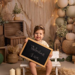 La jolie séance 1 an de Valentine avec ce nouveau thème disponible. 
J'ai adoré le moment de l'ardoise. Valentine était si fière de la tenir entre ses mains ! De chouettes souvenirs !

Vous n'avez pas encore pris rendez vous pour les 1 an, 2 ans, 3 ans .... de votre bébé ? Vite l'agenda se remplit vite sur juin, juillet et août !

Belle soirée,
Virginie F.
Photographe professionnelle, studio situé proche de Beuzeville, 27210, dans l'Eure.
www.photographiebyvirginief.com
⚠️Info planning : Des créneaux de dernières minutes peuvent être libérés de temps en temps, n'hésitez pas à m'écrire. Les prochaines disponibilités sont sur juin et juillet, avril et mai sont déjà complets⚠️

#photographebeuzeville #photographenormandie #smashcake #anniversaire #birthday #boheme