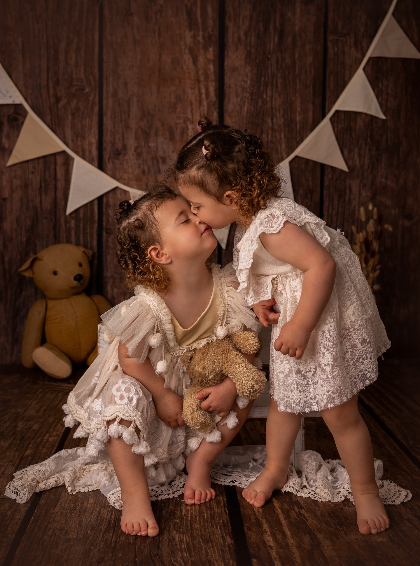 S'il y avait une photo qui représenterai ma relation avec ma soeur jumelle ça serait celle-ci ♥ Dédicace spéciale à ma moitié, celle qui partage ma vie depuis le début ♥ 

Cette image de Lola & Nora, qui représente tout l'amour et toute la complicité de ce lien si unique qu'est la gémellité ♥♥ 
Dommage qu'il y a 40 ans les photos ne comptaient pas autant qu'aujourd'hui ! 

Alors oui "les jumeaux" sont tellement mignons mais c'est aussi beaucoup de boulot et 2x moins de dodo :-) alors un grand coup de chapeau à tous ses super parents de jumeaux/triplés ♥

Et en tant que jumelle et maman de jumeaux, courage, quand ils grandissent un peu c'est beaucoup mieux ♥ Mais pas trop vite quand même !

Et surtout venez immortaliser leur complicité au studio, je serai ravis de discuter gémellité :-) comme avec Elodie et Robin ♥
Merci d'être revenus me confier de nouveaux les souvenirs de ces adorables choupinettes ♥♥

Belle soirée,
Virginie F.
Photographe professionnelle, studio situé proche de Beuzeville, 27210, dans l'Eure.
www.photographiebyvirginief.com
⚠️Info planning : Des créneaux de dernières minutes peuvent être libérés de temps en temps, n'hésitez pas à m'écrire. Les prochaines disponibilités sont sur juin, juillet et août, avril et mai sont déjà complets⚠️

#jumeaux #jumelles #twins #parentsdejumeaux #photographebebe #seancephoto #souvenirs #photographebeuzeville #photographe #photographenormandie #amourinconditionnel❤️ #amourfraternel❤️ #lienunique #lienjumeau