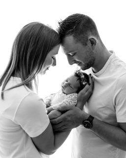 Quelle magnifique petite puce ♥ 
1h20 de séance top chrono ! On s'est régalés à lui créer de jolis souvenirs ♥

Le mois de juin commence à bien se remplir. Si vous attendez un heureux événement pour ce mois là c'est maintenant qu'il faut réserver, après je ne pourrai malheureusement plus vous rajouter :-(

Belle soirée,
Virginie F.
Photographe professionnelle, studio situé proche de Beuzeville, 27210, dans l'Eure.
www.photographiebyvirginief.com
⚠️Info planning : Des créneaux de dernières minutes peuvent être libérés de temps en temps, n'hésitez pas à m'écrire. Les prochaines disponibilités sont sur juin, juillet et août, avril et mai sont déjà complets⚠️
#photographebeuzeville #photographenormandie #photographenouveauné #newborn #boheme