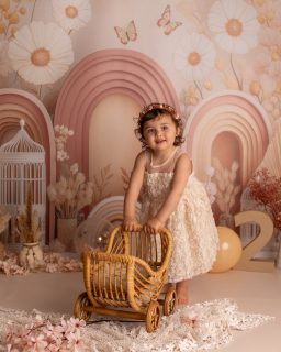 Mais quelle merveille cette petite puce qui est revenue me voir pour son deuxième anniversaire. J'ai eu le droit à plein de sourire et un gros câlin... Qu'est ce qu'on peut vite s'attacher des fois ♥
Plein de bisous ma Lila !!!!

Belle soirée,
Virginie F.
Photographe professionnelle, studio situé proche de Beuzeville, 27210, dans l'Eure.
www.photographiebyvirginief.com
⚠️Info planning : Des créneaux de dernières minutes peuvent être libérés de temps en temps, n'hésitez pas à m'écrire. Les prochaines disponibilités sont sur juin, juillet et août, avril et mai sont déjà complets⚠️
#photographebeuzeville #photographenormandie #anniversaire #shootinganniversaire #boheme