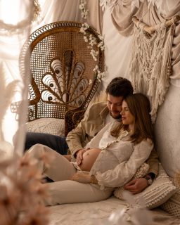 Non vous n'êtes pas obligées de porter des robes mesdames :-) Vous pouvez bien entendu venir avec vos propres tenues. Parce qu'au studio, le principal, ce sont des photos qui VOUS ressemblent :-) 

N'hésitez pas à me parler de vos envies, attentes, craintes aussi... car je remarque que vous êtes nombreuses à en éprouver... et mon métier est aussi de pouvoir vous rassurer et être à votre écoute. J'ai moi-même été 2 fois enceinte et je sais pleinement ce que vous pouvez ressentir 🫶

Merci à mes clients pour l'autorisation de diffusion. Si vous les reconnaissez, merci de ne pas les identifier svp !

Belle soirée,
Virginie F.
Photographe professionnelle, studio situé proche de Beuzeville, 27210, dans l'Eure.
www.photographiebyvirginief.com
⚠️Info planning : Des créneaux de dernières minutes peuvent être libérés de temps en temps, n'hésitez pas à m'écrire. Les prochaines disponibilités sont sur juin, juillet et août, avril et mai sont déjà complets⚠️

#grossesse #etreenceinte #maternitystyle #photographebeuzeville #photographenormandie #boheme